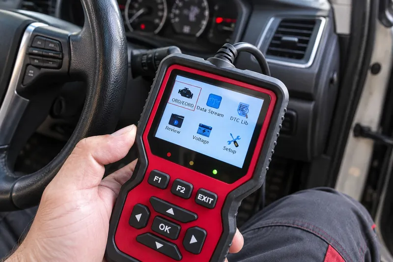 Tester OBD2 cu meniul pentru citirea codurilor de eroare și a datelor de funcționare
